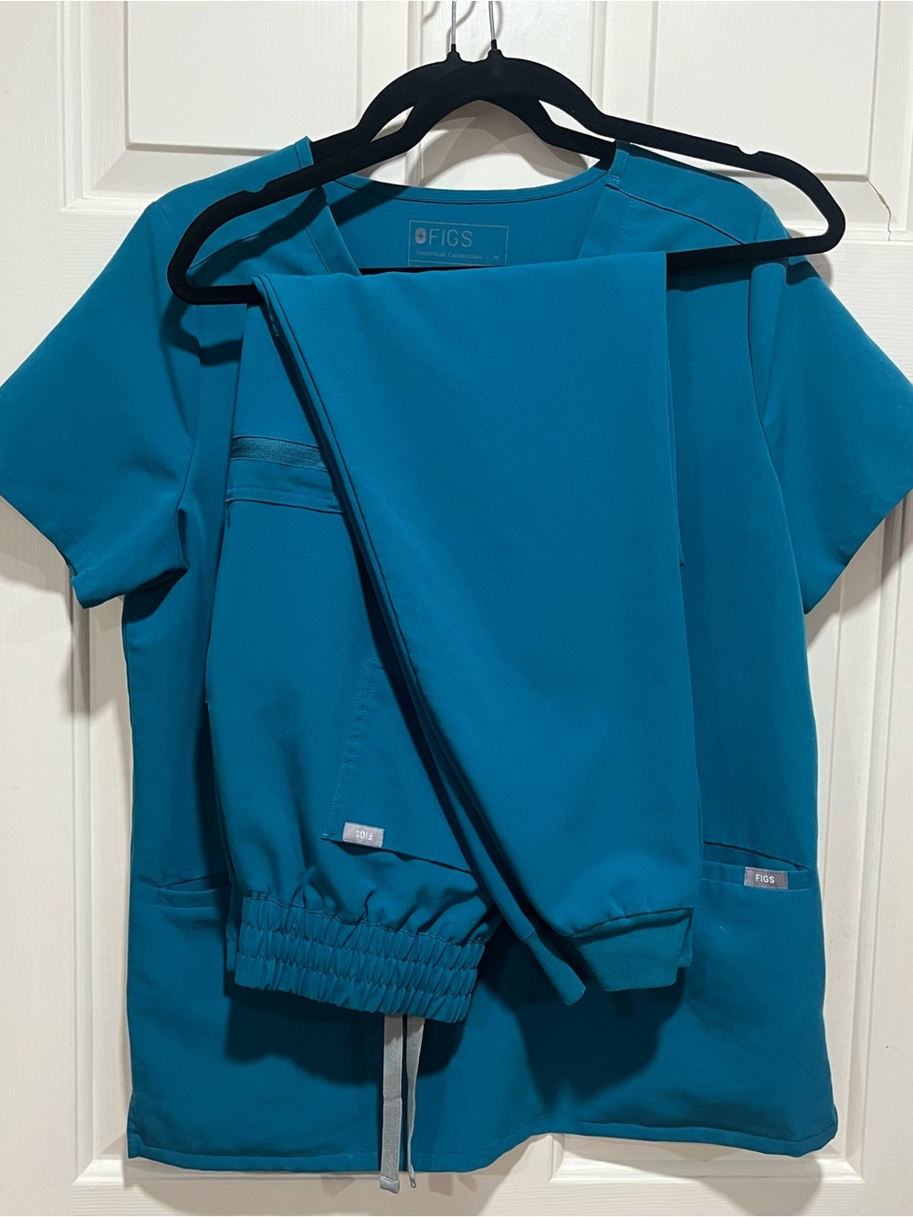 FIGS Pacific Blue Scrub Set - Catarina Top& Joggers in size MEDIUM